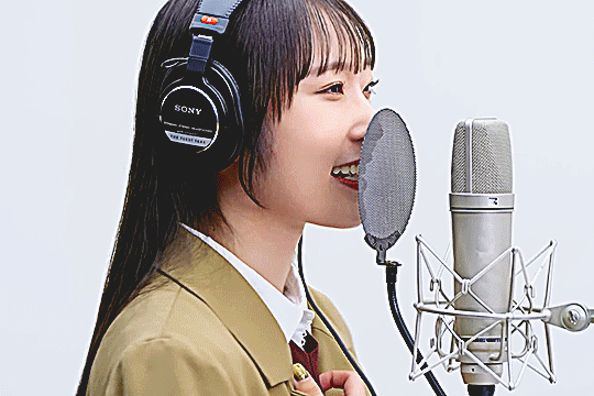 dambara ruru singing into the mic