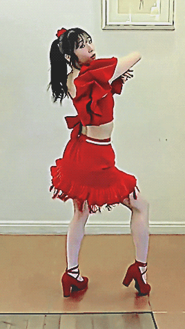 dambara ruru doing the beginning chorus dance to her group's song 'more mi amore' in her red outfit meant for the song