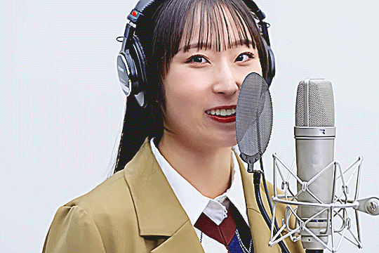 dambara ruru looking at the camera and waving at it with a smile