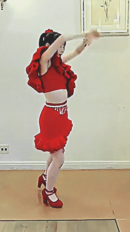 dambara ruru doing the chorus ending dance to her group's song 'more mi amore', same outfit